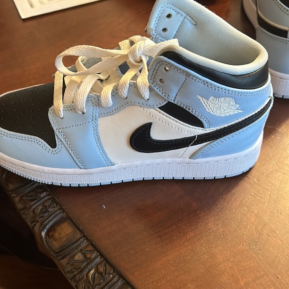 Good condition only one shoe has a crease other than that it’s alright! - Picture 3 of 12